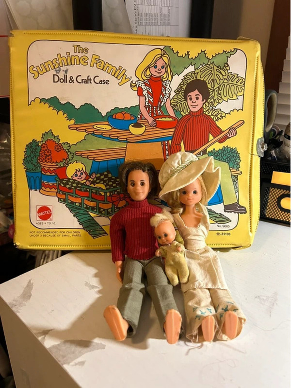 Vintage sunshine family dolls & case
